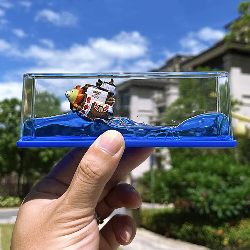 Figurine décorative du Thousand Sunny, le célèbre navire de One Piece, conçue pour une navigation élégante. Parfaite comme élément de décoration. Un incontournable pour les fans de l'anime !