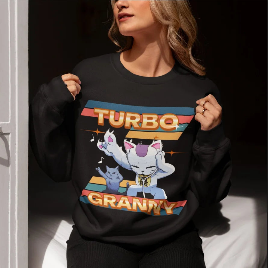 Ce sweatshirt unisexe met en avant le chat Mémé TURBO de DAN DA DAN. Conçu pour les fans de l'anime, il combine confort et style tout en exprimant votre amour pour cette série populaire