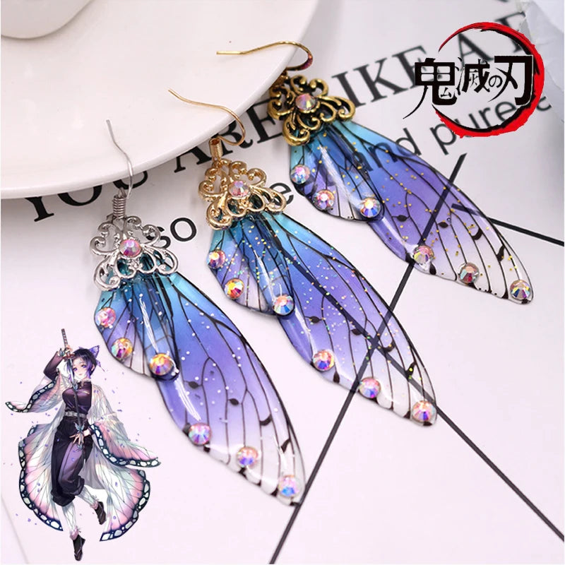 Boucles d'oreilles ailes de papillon | Incarnez l'esprit de Kocho Shinobu avec ces boucles d'oreilles inspirées de Demon Slayer. Dotées de délicates ailes de papillon, elles sont parfaites pour un cosplay ou pour offrir en cadeau