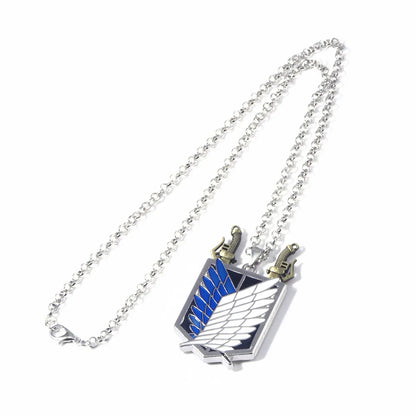 Collier Attack on Titan en Alliage de Zinc | Collier pendentif et épées détachable, avec le symbole des Ailes de la Liberté de Attack on Titan. Un accessoire de mode parfait pour les fans, adapté aux hommes et aux femmes