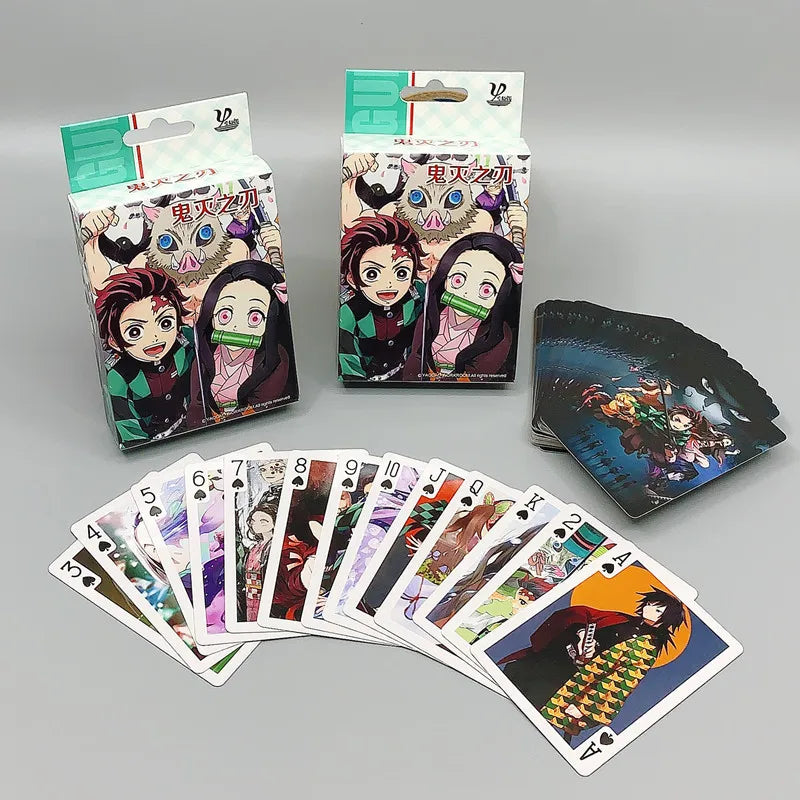 Cartes à Jouer Demon Slayer | Jeu de cartes à jouer illustré avec les personnages de Demon Slayer. Idéal pour les fans de l’anime, ce jeu de cartes est un excellent accessoire pour des moments ludiques ou comme cadeau