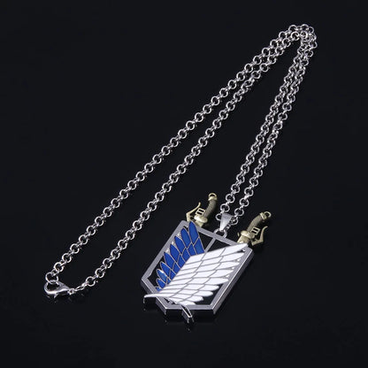 Collier Attack on Titan en Alliage de Zinc | Collier pendentif et épées détachable, avec le symbole des Ailes de la Liberté de Attack on Titan. Un accessoire de mode parfait pour les fans, adapté aux hommes et aux femmes