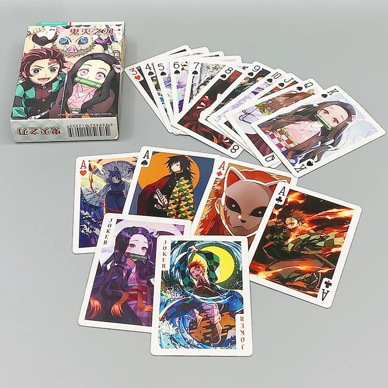 Cartes à Jouer Demon Slayer | Jeu de cartes à jouer illustré avec les personnages de Demon Slayer. Idéal pour les fans de l’anime, ce jeu de cartes est un excellent accessoire pour des moments ludiques ou comme cadeau