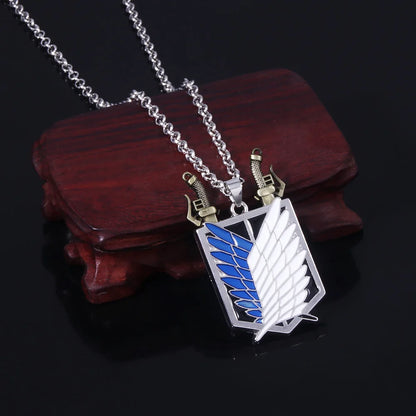 Collier Attack on Titan en Alliage de Zinc | Collier pendentif et épées détachable, avec le symbole des Ailes de la Liberté de Attack on Titan. Un accessoire de mode parfait pour les fans, adapté aux hommes et aux femmes