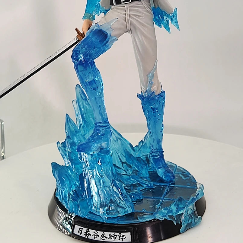 30cm Figurine Bleach | Plongez dans l'univers de Bleach avec cette figurine de Hitsugaya Toshiro. Réalisée en PVC de haute qualité, elle capture fidèlement l'apparence du capitaine de la 10e division avec des détails impressionnants