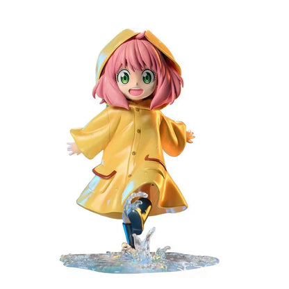 13cm Figurine SPY×FAMILY | Figurine représentant Anya Forger en tenue de pluie, dans un style kawaii. Idéale pour les fans de SPY×FAMILY, cette figurine mignonne est parfaite pour les collectionneurs, les enfants, ou comme cadeau original