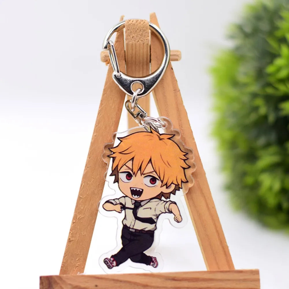 Porte-clés en acrylique double face avec des illustrations de personnages de Chainsaw Man. Accessoire parfait pour les fans, idéal comme pendentif pour sac ou trousseau de clés. Design tendance et pratique, parfait pour un cadeau ou une collection