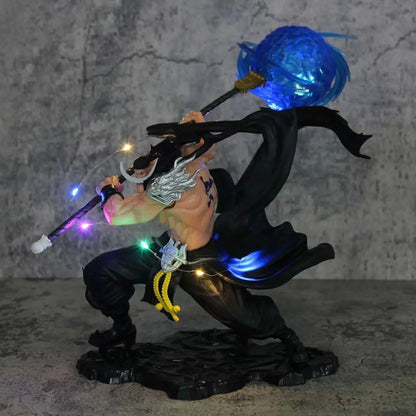 29cm Figurine One Piece | Edward Newgate, alias Barbe Blanche, avec effet LED. Cette pièce impressionnante capture la grandeur du légendaire pirate, idéale pour les fans de One Piece et les collectionneurs à la recherche d'un objet unique et lumineux.