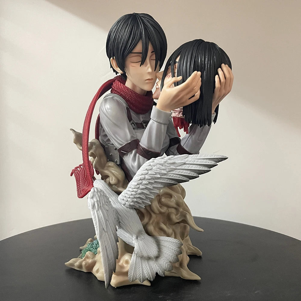 22cm Figurine Attack on Titan | Figurine représentant Mikasa Ackerman tenant Eren dans une scène intense de Attack on Titan. Idéale pour les collectionneurs et fans de l’anime, cette pièce de collection apportera une touche de drama à votre décoration !