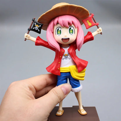 19cm Figurine SPY×FAMILY | Figurine collector en édition limitée représentant Anya Forger en cosplay de Luffy avec son chapeau de paille. Cette figurine kawaii et originale est parfaite pour les fans de SPY×FAMILY et One Piece