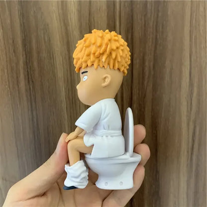 Figura de PVC ONE PUNCH MAN de 15cm de Saitama en su versión "WC Bad Taste" con divertida peluca. Una figura divertida y única para coleccionistas y fanáticos de One Punch Man. Ideal como regalo o decoración.