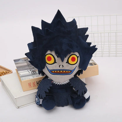 Peluche douce de 12cm représentant Ryuk de Death Note. Cette poupée est idéale comme décoration ou cadeau d'Halloween pour les fans de l'anime. Avec ses détails effrayants et son design mignon