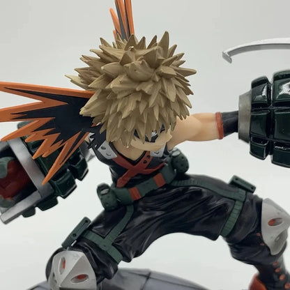 15cm Figurine My Hero Academia | Revivez l'intensité de My Hero Academia avec cette figurine de Bakugo Katsuki en version Battle. Fabriquée en PVC, elle est idéale pour les collections et les fans de l'univers