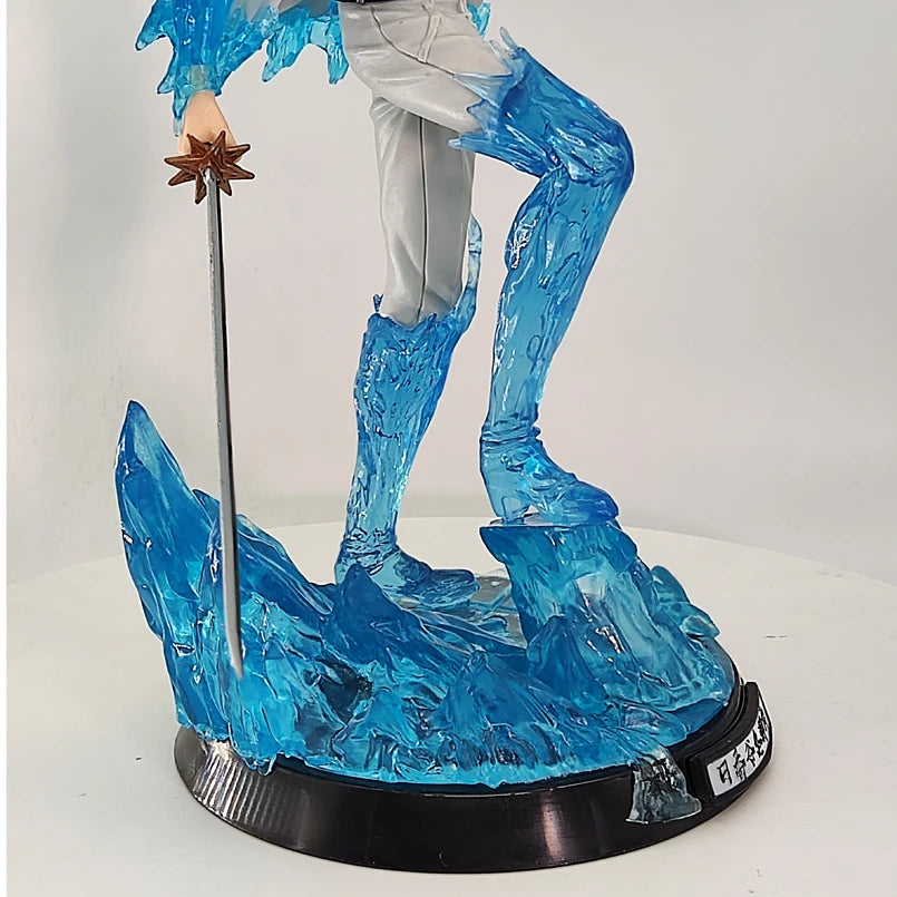 30cm Figurine Bleach | Plongez dans l'univers de Bleach avec cette figurine de Hitsugaya Toshiro. Réalisée en PVC de haute qualité, elle capture fidèlement l'apparence du capitaine de la 10e division avec des détails impressionnants