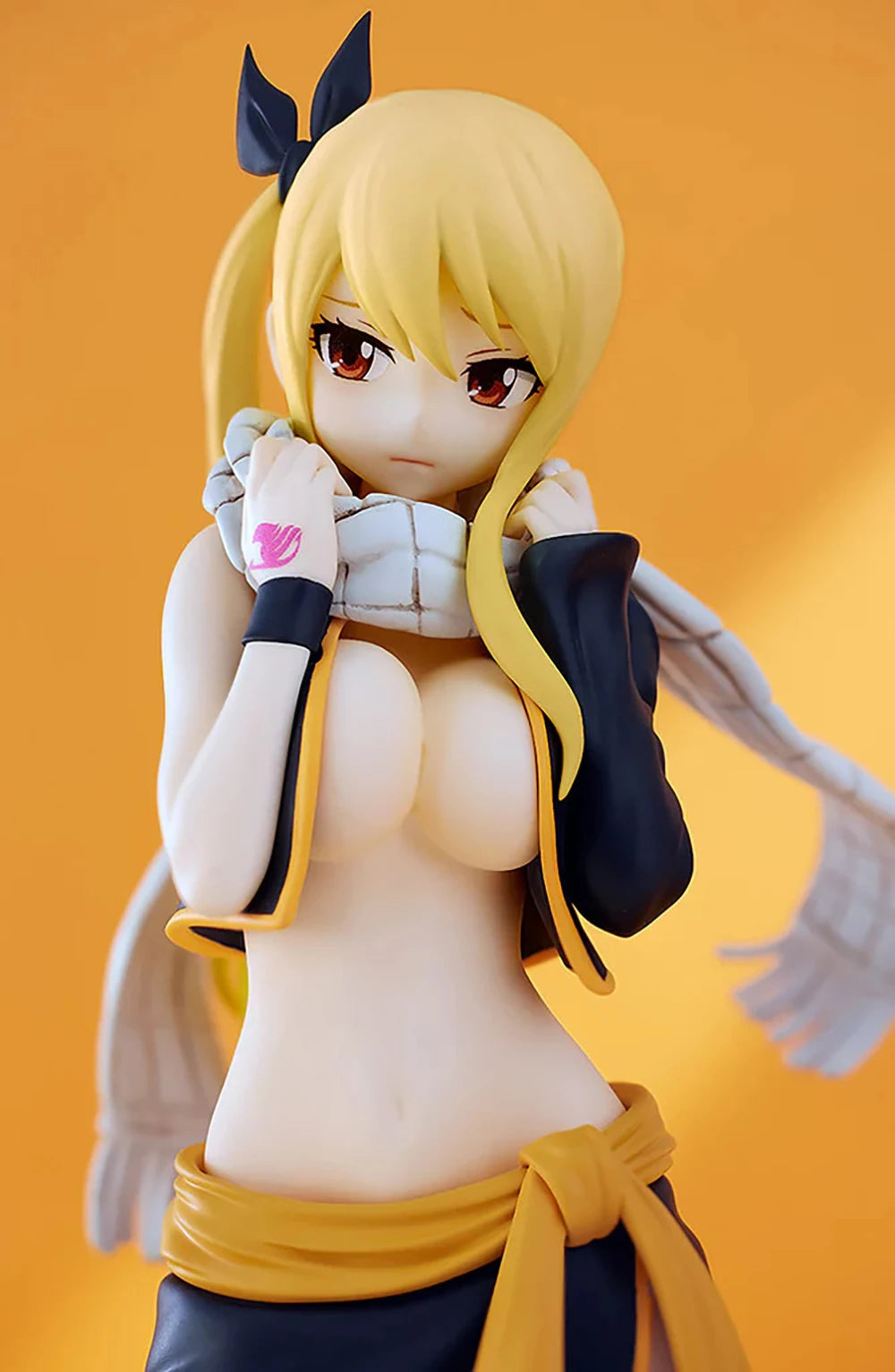 22cm Figurine BANDAI Fairy Tail | Figurine originale de Lucy Heartfilia dans la tenue de Natsu. Modèle en édition limitée avec des détails précis et une finition soignée, idéale pour les collectionneurs et les fans d'anime