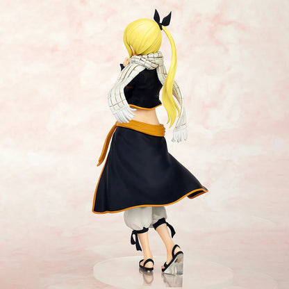 22cm Figurine BANDAI Fairy Tail | Figurine originale de Lucy Heartfilia dans la tenue de Natsu. Modèle en édition limitée avec des détails précis et une finition soignée, idéale pour les collectionneurs et les fans d'anime