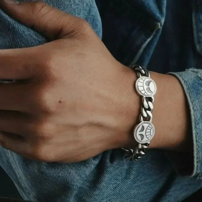 20cm Bracelet en acier argenté, doté d'un fermoir en T. Un accessoire mettant à l'honneur le personnage Ace avec les motifs "Smile & Angry". Parfait pour les fans qui souhaitent ajouter une touche unique à leur style