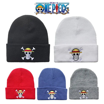 Bonnets en coton pour l'automne/hiver de la collection ONE PIECE, ornés d'une broderie du célèbre Chapeau de Paille. Idéal pour rester au chaud tout en affichant votre passion pour l'anime !