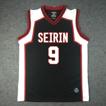 Ensemble Maillot et Short Kuroko no Basket Seirin | Uniforme de basket Seirin inspiré de l'équipe du duo iconique Kuroko Tetsuya (#11) et Kagami Taiga (#10). Ensemble comprenant un t-shirt et un short. Idéal pour le cosplay ou le sport