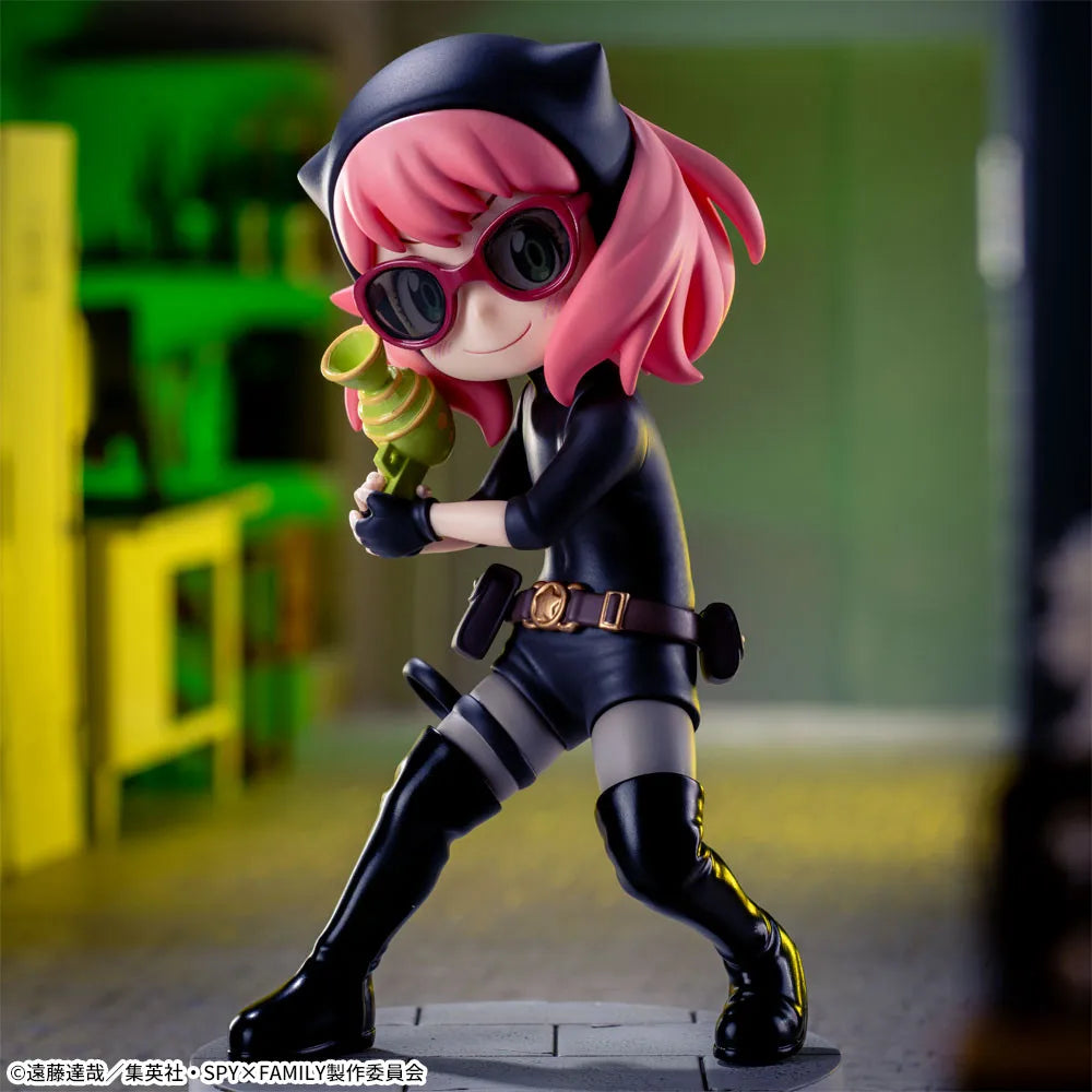 14cm Figurine Originale SEGA Luminasta Spy x Family | Figurine kawaii d'Anya Forger en tenue d'espionne. Ce modèle de SEGA, idéal pour les fans d'anime, est un objet de collection irrésistible