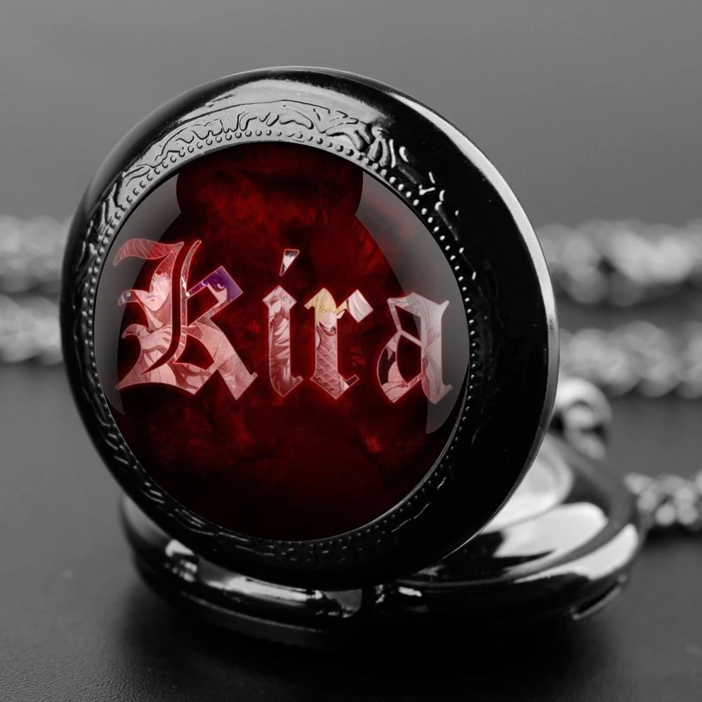 Montre à quartz Death Note avec design de Kira sous un dôme en verre. Parfait comme pendentif sur chaîne, idéal comme cadeau pour les fans de Death Note