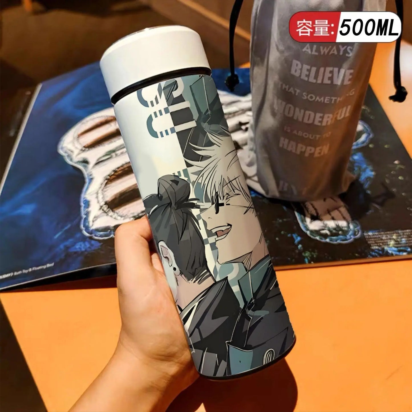 500ml Thermos Isotherme pour les fans de Jujutsu Kaisen, découvrez ce thermos isotherme inspiré conçu avec une grande capacité pour garder vos boissons à température idéale tout en affichant un design de votre personnage préféré