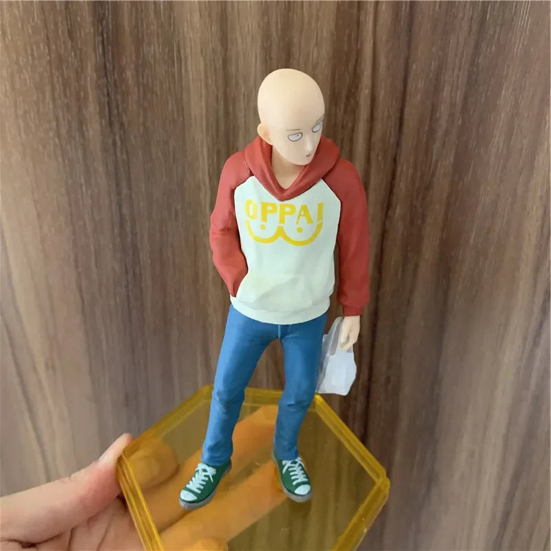 Figura One Punch Man de 18 cm | Figura de PVC de Saitama con una sudadera con capucha oppai, que captura un momento casual del héroe. Ideal para coleccionistas y fans de One Punch Man, así como como decoración o regalo.