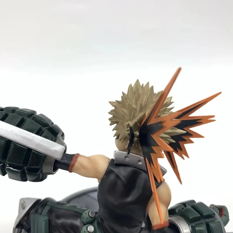 15cm Figurine My Hero Academia | Revivez l'intensité de My Hero Academia avec cette figurine de Bakugo Katsuki en version Battle. Fabriquée en PVC, elle est idéale pour les collections et les fans de l'univers