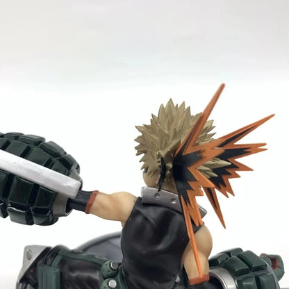 15cm Figurine My Hero Academia | Revivez l'intensité de My Hero Academia avec cette figurine de Bakugo Katsuki en version Battle. Fabriquée en PVC, elle est idéale pour les collections et les fans de l'univers