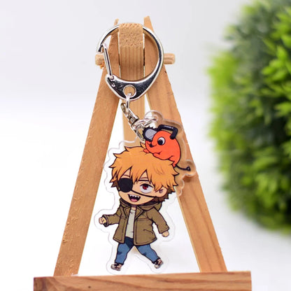 Porte-clés en acrylique double face avec des illustrations de personnages de Chainsaw Man. Accessoire parfait pour les fans, idéal comme pendentif pour sac ou trousseau de clés. Design tendance et pratique, parfait pour un cadeau ou une collection