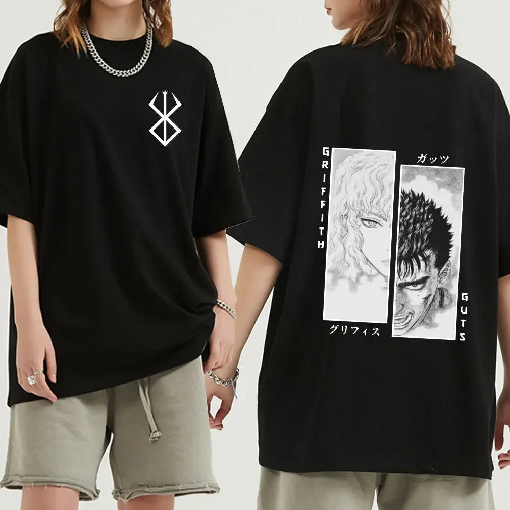 T-shirt en coton, avec un imprimé Berserk. Disponible en taille oversized, ce modèle est parfait pour les fans de l'anime. Confortable et tendance, il peut être porté comme vêtement décontracté ou pour afficher votre amour pour Berserk