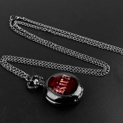 Montre à quartz Death Note avec design de Kira sous un dôme en verre. Parfait comme pendentif sur chaîne, idéal comme cadeau pour les fans de Death Note