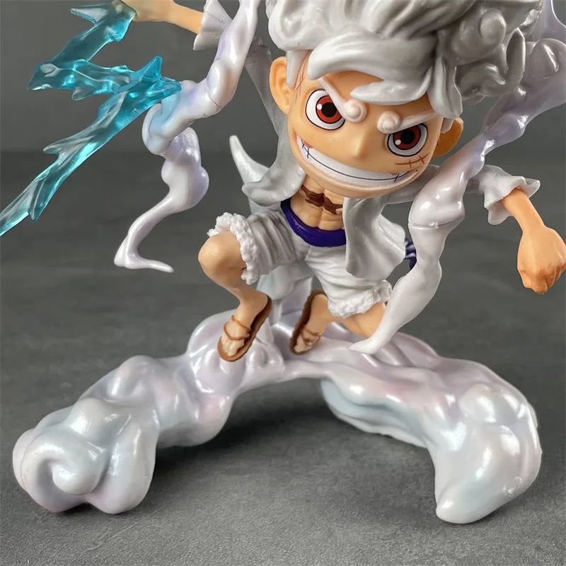 16cm Figurine One Piece| Luffy Gear 5 Nika. Détails soignés et taille compacte, parfaite pour les collectionneurs et les fans de l'anime. Idéale pour décorer votre espace ou offrir en cadeau !