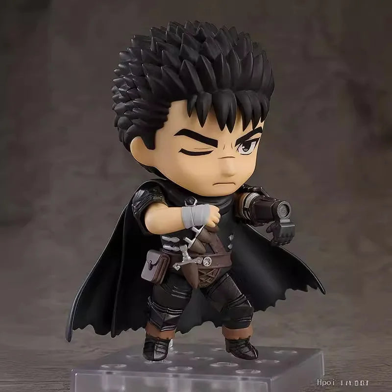 10cm Figurine Q Version de Guts, le Black Swordsman, inspirée de l'anime Berserk. Avec son épée emblématique et une posture dynamique, cette figurine est un modèle parfait pour les collectionneurs et fans de l'univers Berserk