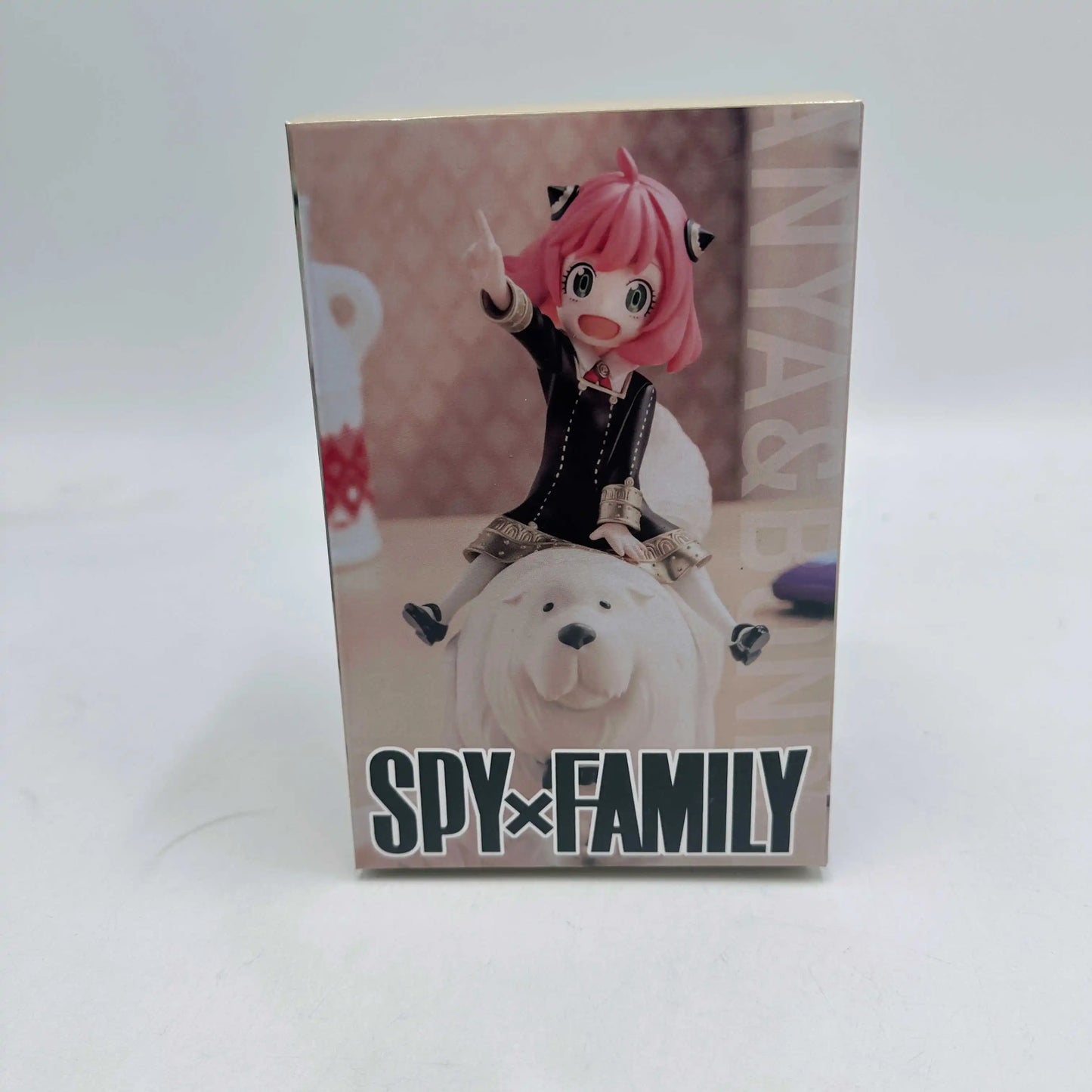 14cm Figurine SPY×FAMILY | Figurine représentant Anya Forger et son chien Bond dans une posture de monture. Parfaite pour les fans de Spy x Family, cette figurine détaillée est idéale pour les collections et comme cadeau pour les amateurs de l’anime