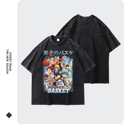 T-shirts vintage oversized avec design Kuroko Tetsuya et Aomine Daiki. Style streetwear inspiré du manga, parfait pour les fans. Disponible pour hommes