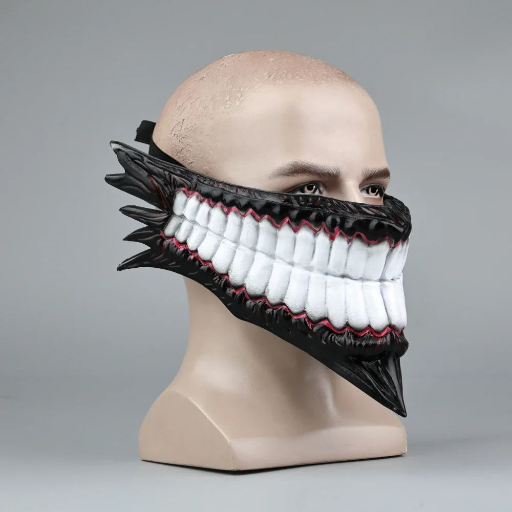 Masque effrayant inspiré du personnage Okarun de Dan Da Dan. Parfait pour Halloween, les mascarades ou les événements cosplay. Taille adulte, idéal pour compléter votre costume et impressionner les fans de l'anime !