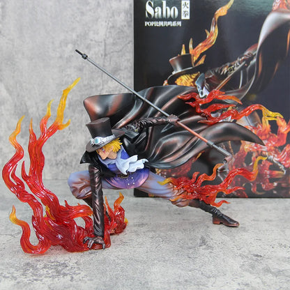 22cm Figurine One Piece | Sabo de l'armée révolutionnaire dans sa pose iconique Poing de Feu. Ce modèle de haute qualité est un incontournable pour les collectionneurs et les fans de One Piece !