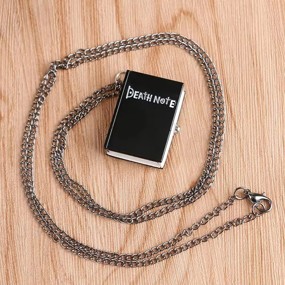 Pendentif vintage inspiré de Death Note, sous la forme d'une montre à gousset en métal, avec le design du Death Note. Ce pendentif avec une chaîne élégante est à la fois un accessoire tendance et un hommage aux fans de l'anime