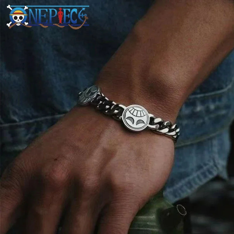 20cm Bracelet en acier argenté, doté d'un fermoir en T. Un accessoire mettant à l'honneur le personnage Ace avec les motifs "Smile & Angry". Parfait pour les fans qui souhaitent ajouter une touche unique à leur style