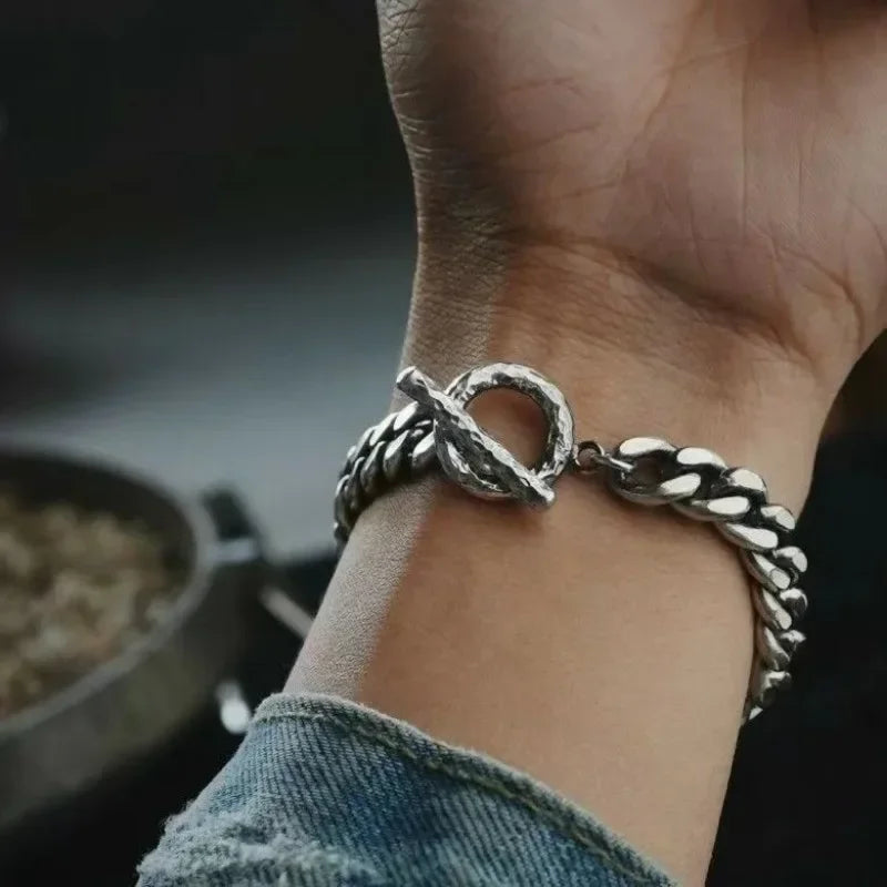 20cm Bracelet en acier argenté, doté d'un fermoir en T. Un accessoire mettant à l'honneur le personnage Ace avec les motifs "Smile & Angry". Parfait pour les fans qui souhaitent ajouter une touche unique à leur style