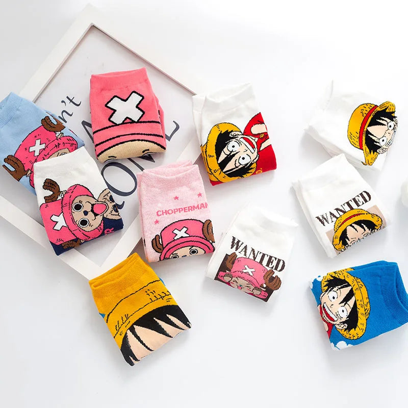 Chaussettes en coton pour hommes et femmes, mettant en avant les personnages emblématiques Luffy et Chopper de l'univers One Piece. Alliant confort et style, elles sont idéales pour les fans de l'anime