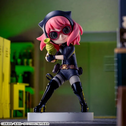 14cm Figurine Originale SEGA Luminasta Spy x Family | Figurine kawaii d'Anya Forger en tenue d'espionne. Ce modèle de SEGA, idéal pour les fans d'anime, est un objet de collection irrésistible