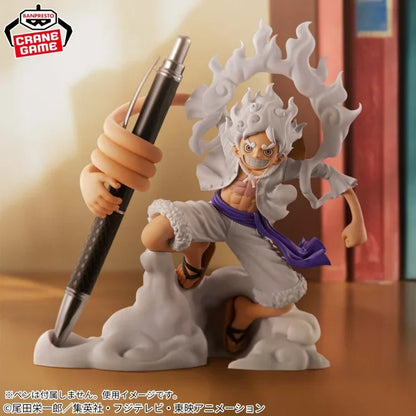 12cm Figurine BANDAI de Luffy en mode Gear 5 Nika, issue de One Piece. Modèle détaillé en PVC, parfait pour les collectionneurs et les fans de l'anime. Idéal comme cadeau ou pour compléter une collection