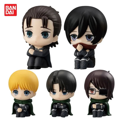 Figurines Attack on Titan | Figurines originales BANDAI Attack on Titan de la série Final Waiting. Découvrez Eren, Mikasa, Armin, Levi et Hansi sous forme de mini-figurines Gashapon, parfaites pour compléter votre collection ou comme cadeau