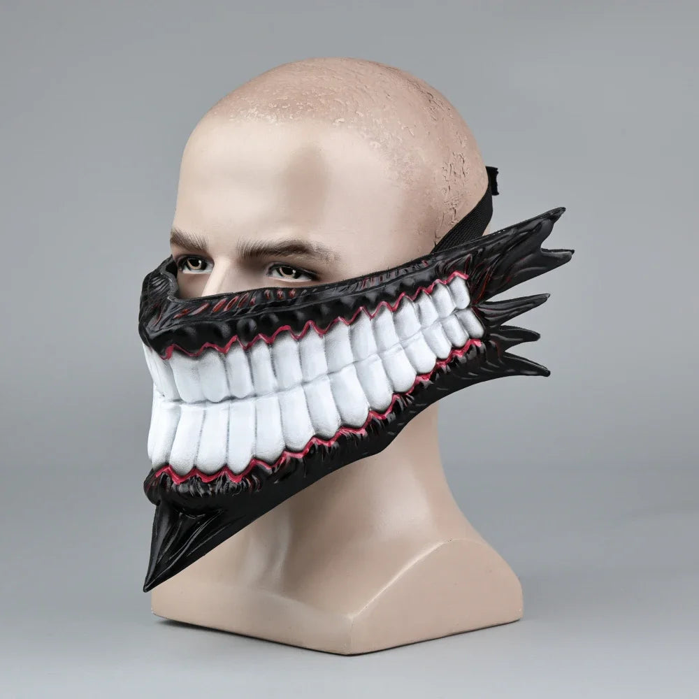 Masque effrayant inspiré du personnage Okarun de Dan Da Dan. Parfait pour Halloween, les mascarades ou les événements cosplay. Taille adulte, idéal pour compléter votre costume et impressionner les fans de l'anime !