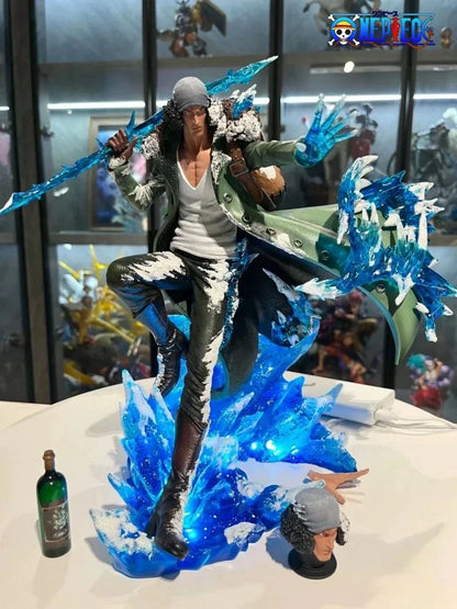 Figura de una pieza de 30 cm | Aokiji Kuzan acompañado de efectos LED sobre un glaciar. Una pieza única para los fans de la serie, esta pieza combina cuidados detalles y luz para dar vida al poder de hielo del personaje. 