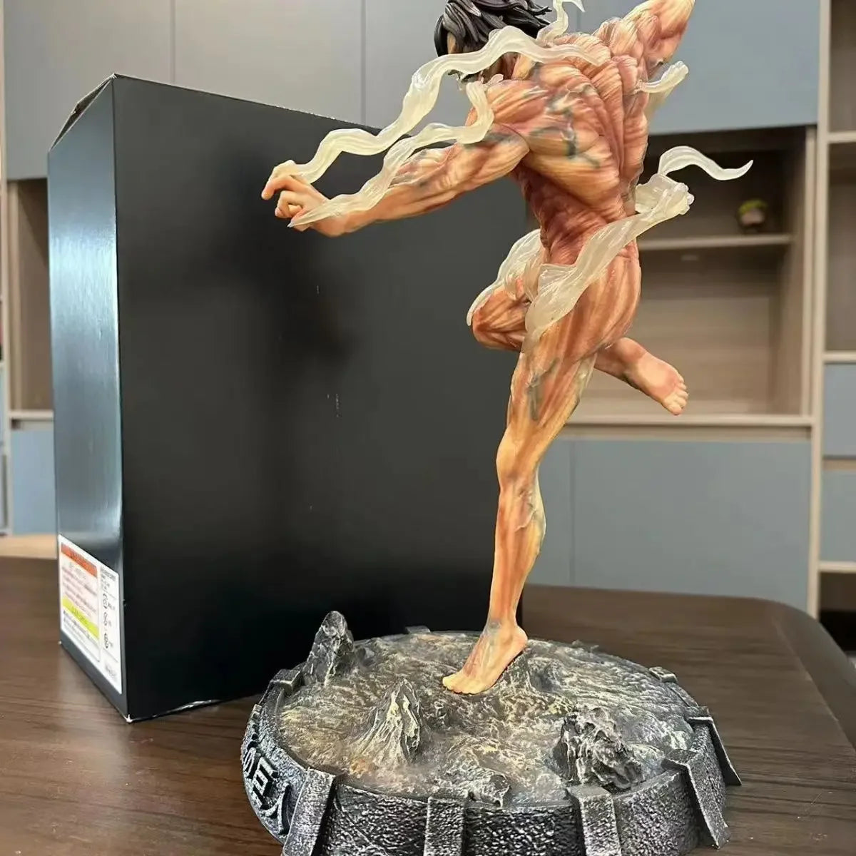 40cm Figurine Attack on Titan | Statue représentant Eren Jäger en Titan Assaillant. Parfaite pour les collectionneurs et fans d’Attack on Titan, cette figurine imposante est un cadeau exceptionnel pour une décoration inspirée de l'anime