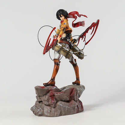 31-36cm Figurine Attack on Titan | Figurine représentant Levi & Mikasa Ackerman de l'anime Attack on Titan. Modèle idéal pour les fans et collectionneurs, parfait pour la décoration ou comme cadeau