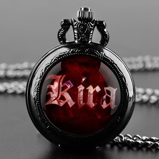 Montre à quartz Death Note avec design de Kira sous un dôme en verre. Parfait comme pendentif sur chaîne, idéal comme cadeau pour les fans de Death Note